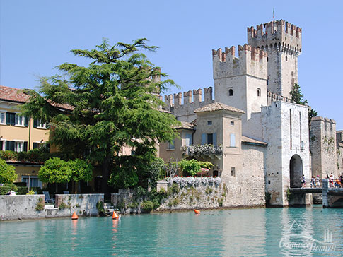 Das Castello di Sirmione am Eingang zur Altstadt am Gardasee, Italien